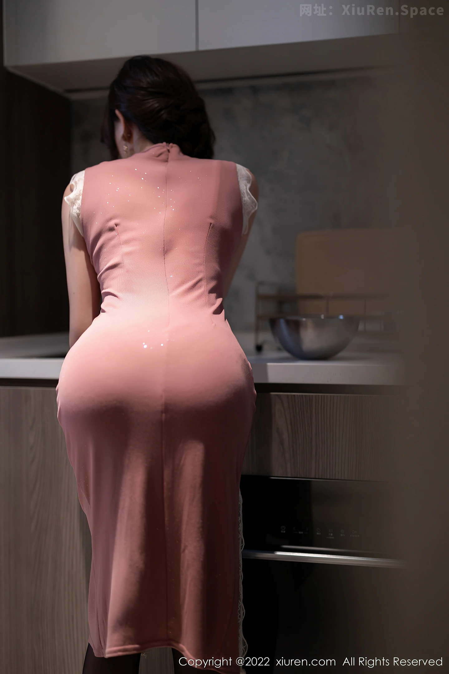图片[5]-[XiuRen秀人网]VOL.4848 女神芝芝Booty厨娘角色主题粉红色旗袍配黑丝裤袜极致魅惑写真78P-秀人网官方网站